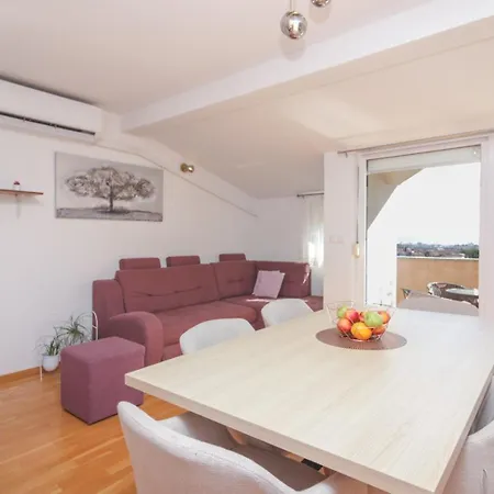 Apartment Lara *